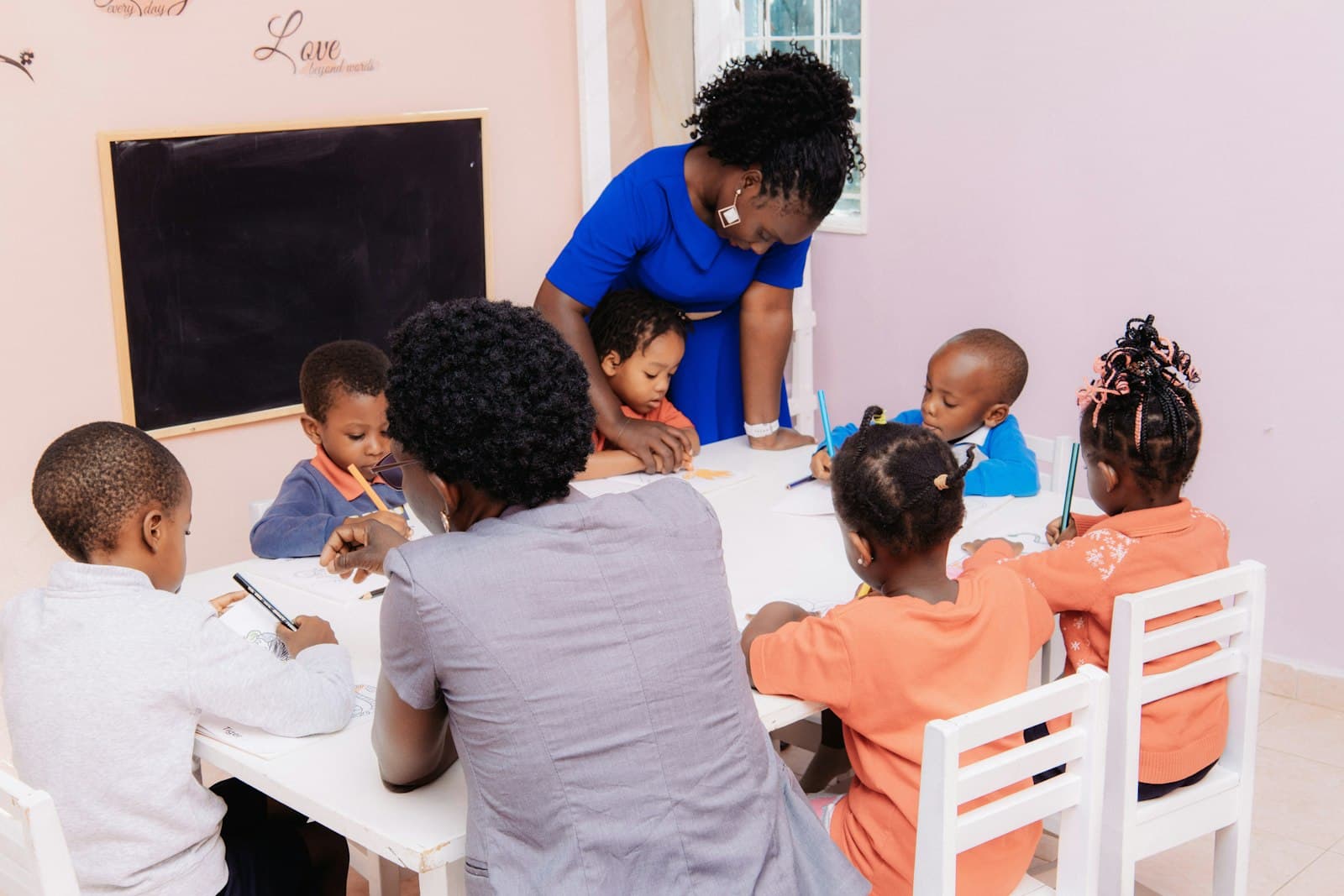 Kinder sitzen im Kreis und lernen spielerisch Englisch