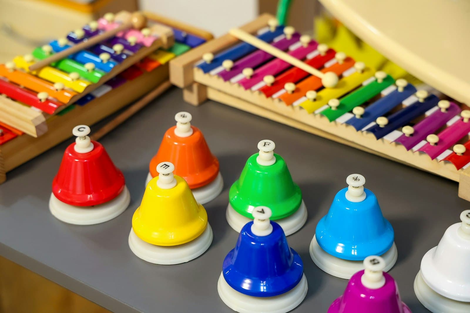 Kinder musizieren gemeinsam mit bunten Instrumenten