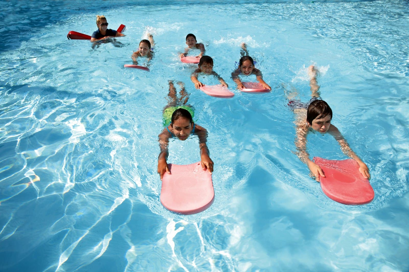 Ein Kind lernt mit Freude schwimmen